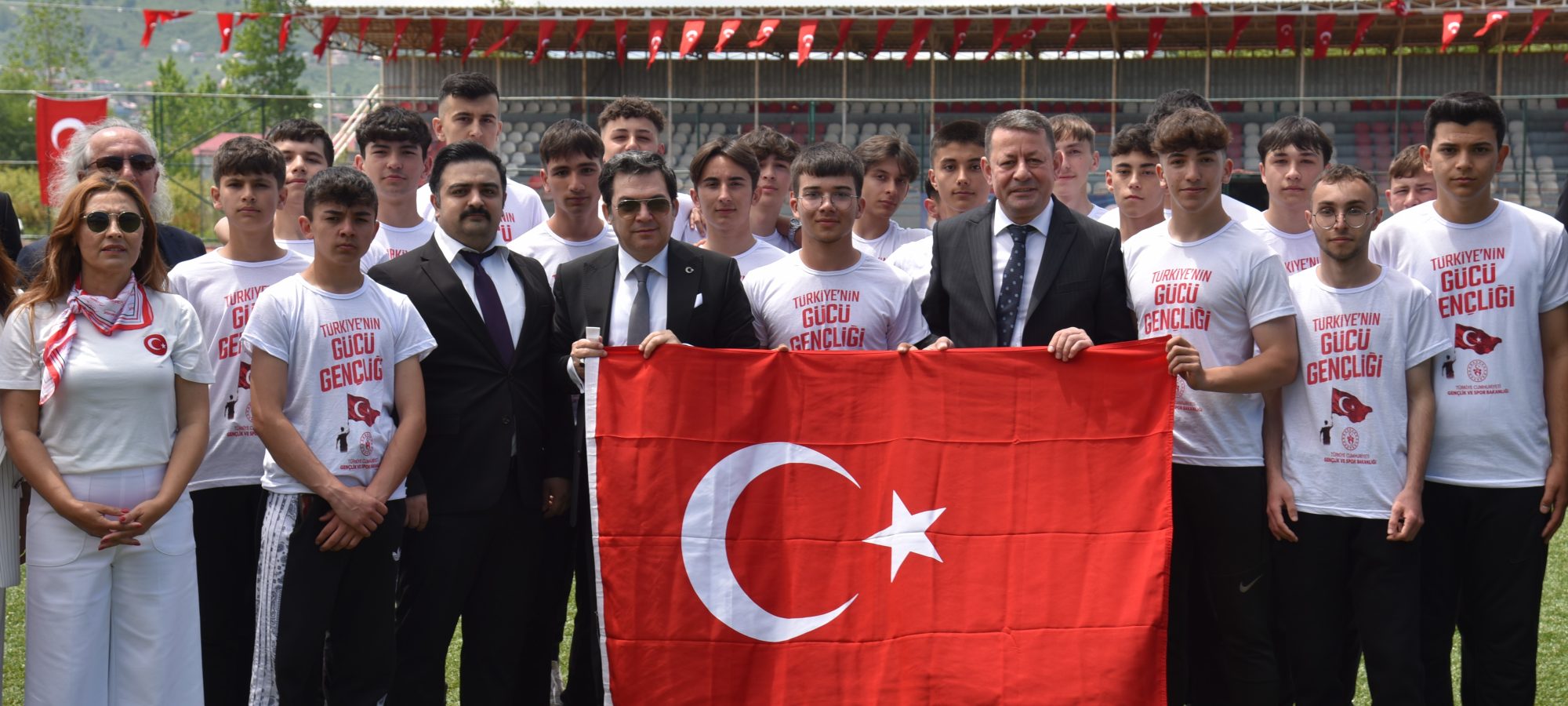 Belediye Başkanımız Erol Karadere,İlçemiz stadında düzenlenen 19 Mayıs Atatürk'ü Anma, Gençlik ve Spor Bayramı törenine katıldı.