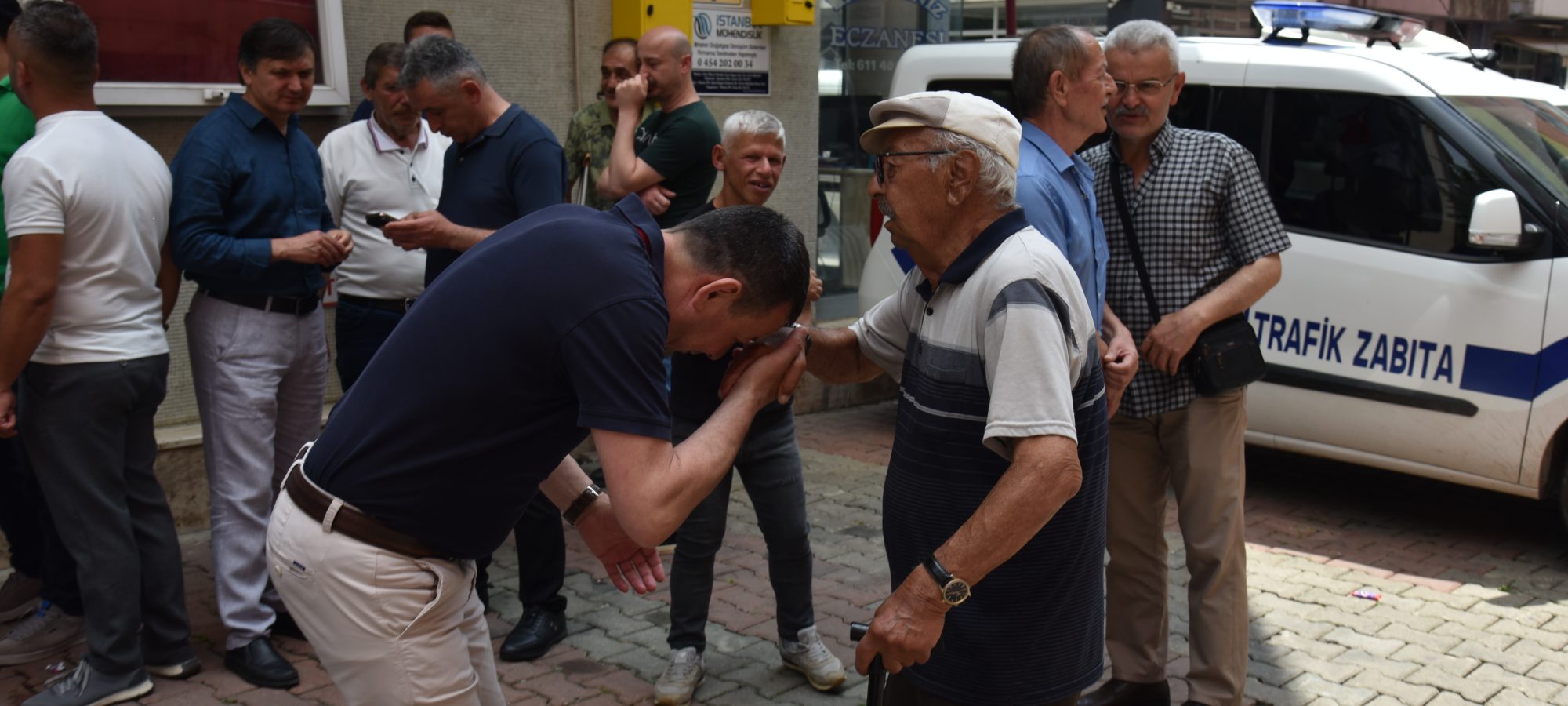 Belediye Başkanımız Erol Karadere, Belediyemizde düzenlediğimiz bayramlaşma programında hemşehrilerimizle bayramlaştı .